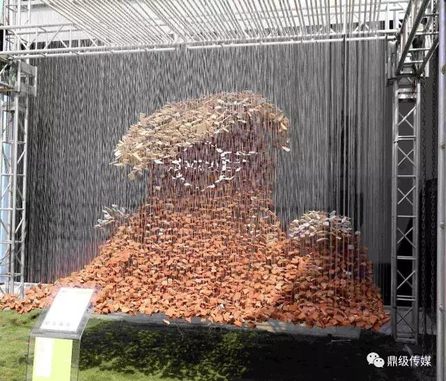 由棚戶區(qū)拆下的磚渣、瓷磚碎片用魚線串成名為《紅海》的藝術(shù)裝置