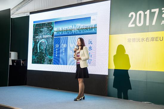 常德市江南城市發(fā)展有限公司董事副總經(jīng)理谷穗則為現(xiàn)場觀眾介紹了這個投資超過200億元、面積300萬平方、持續(xù)建設(shè)8到10年的沅水右岸如何建構(gòu)城市·人·生活三者之間的關(guān)系