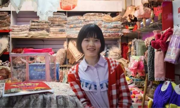 “就算現(xiàn)在橋南市場的經(jīng)濟(jì)一直在后退，可我覺得它是永遠(yuǎn)不會倒閉的?！保v